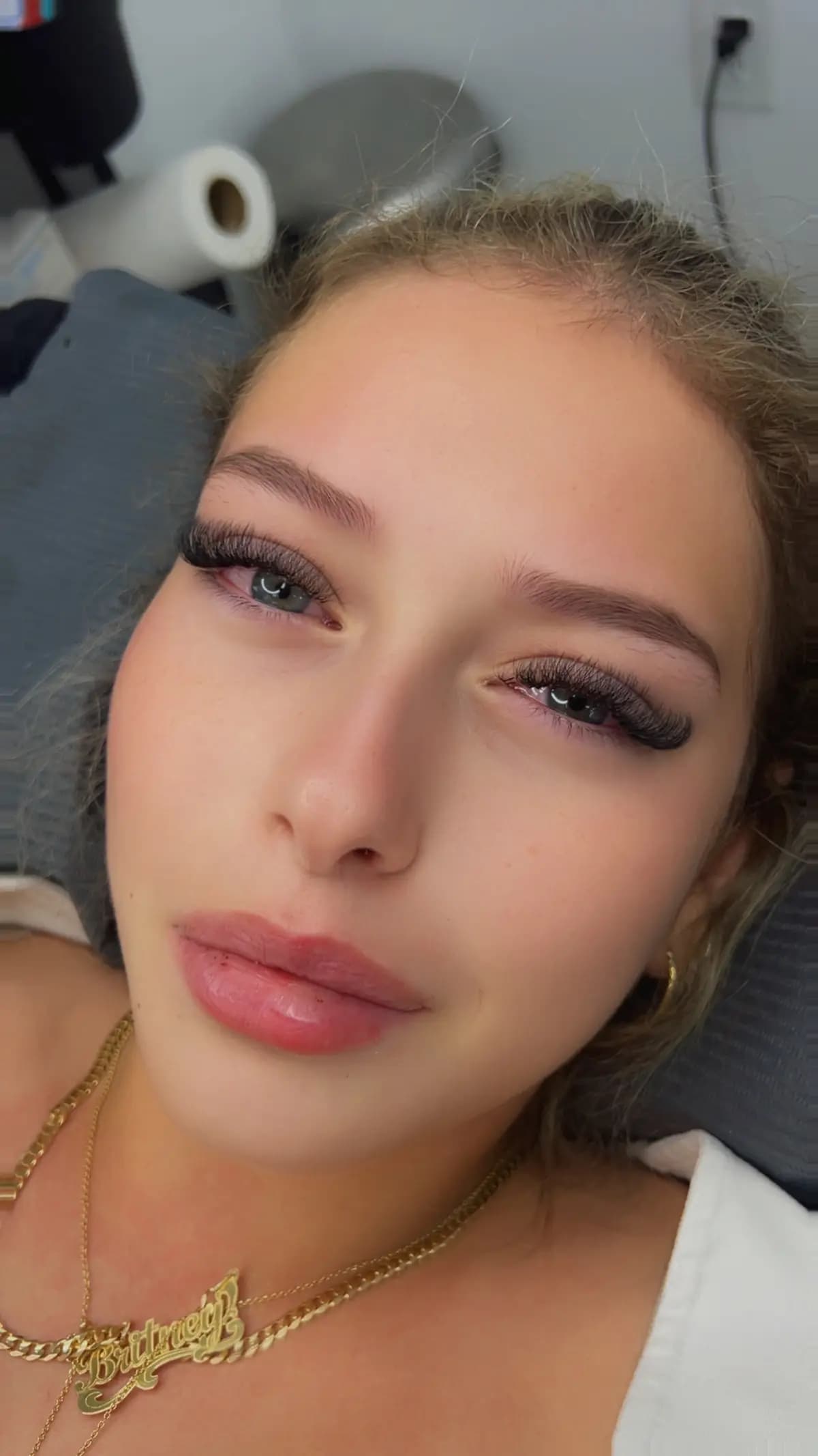 Client with a mascara-effect classic set, on the salon bed