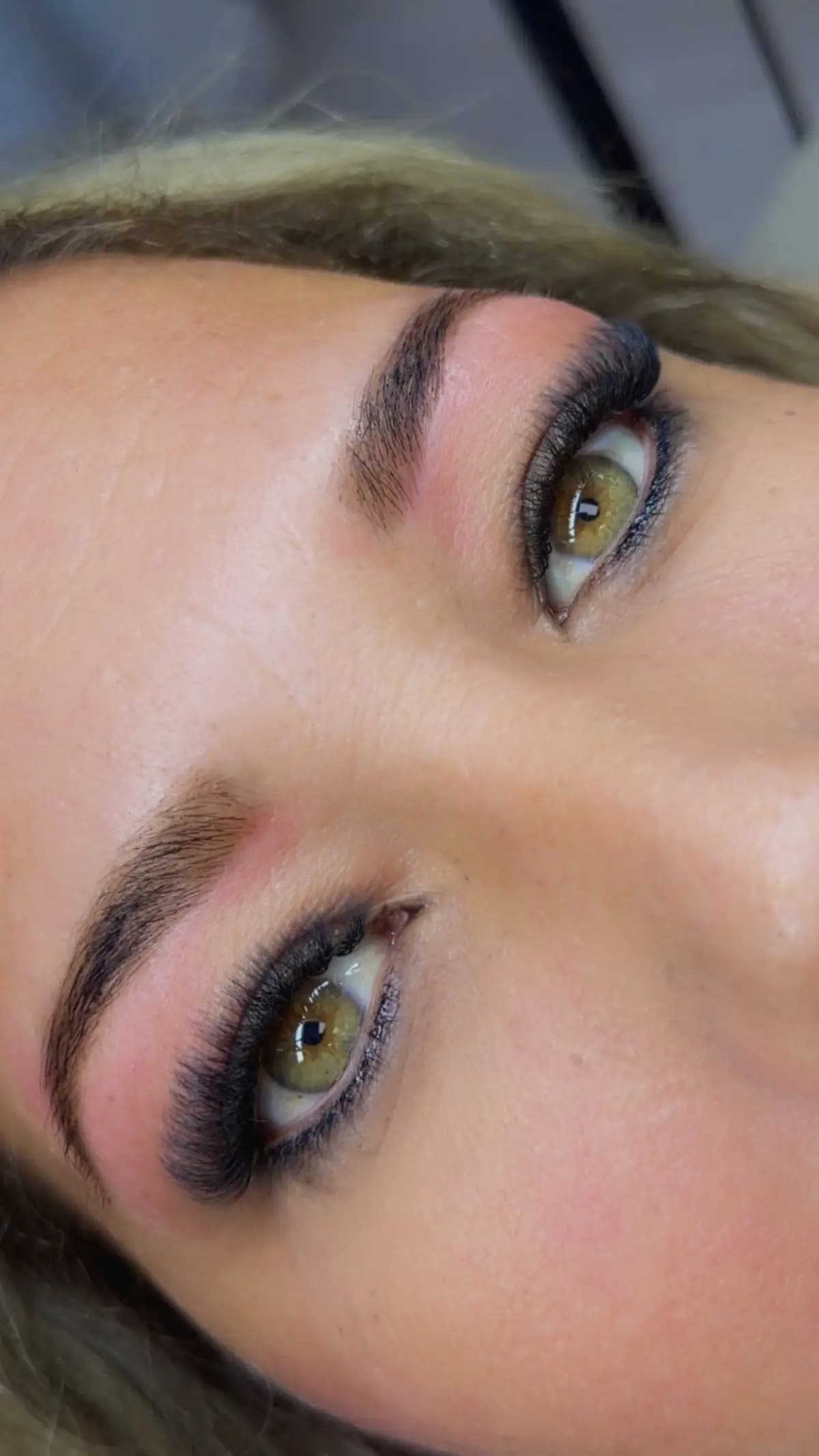 Eye with a volume set and smoky makeup