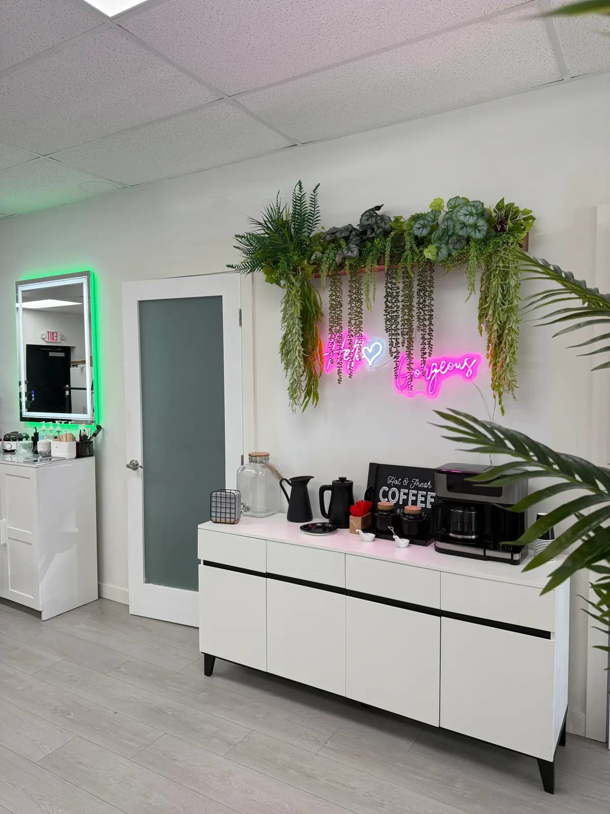 Salon bar with a lit mirror, coffee machine and plants