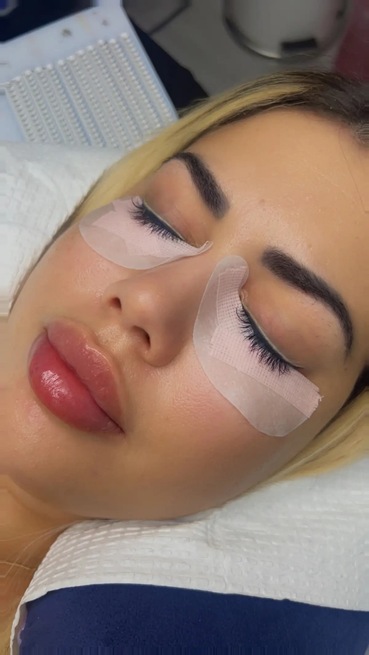 Client in profile during the application, pad in place
