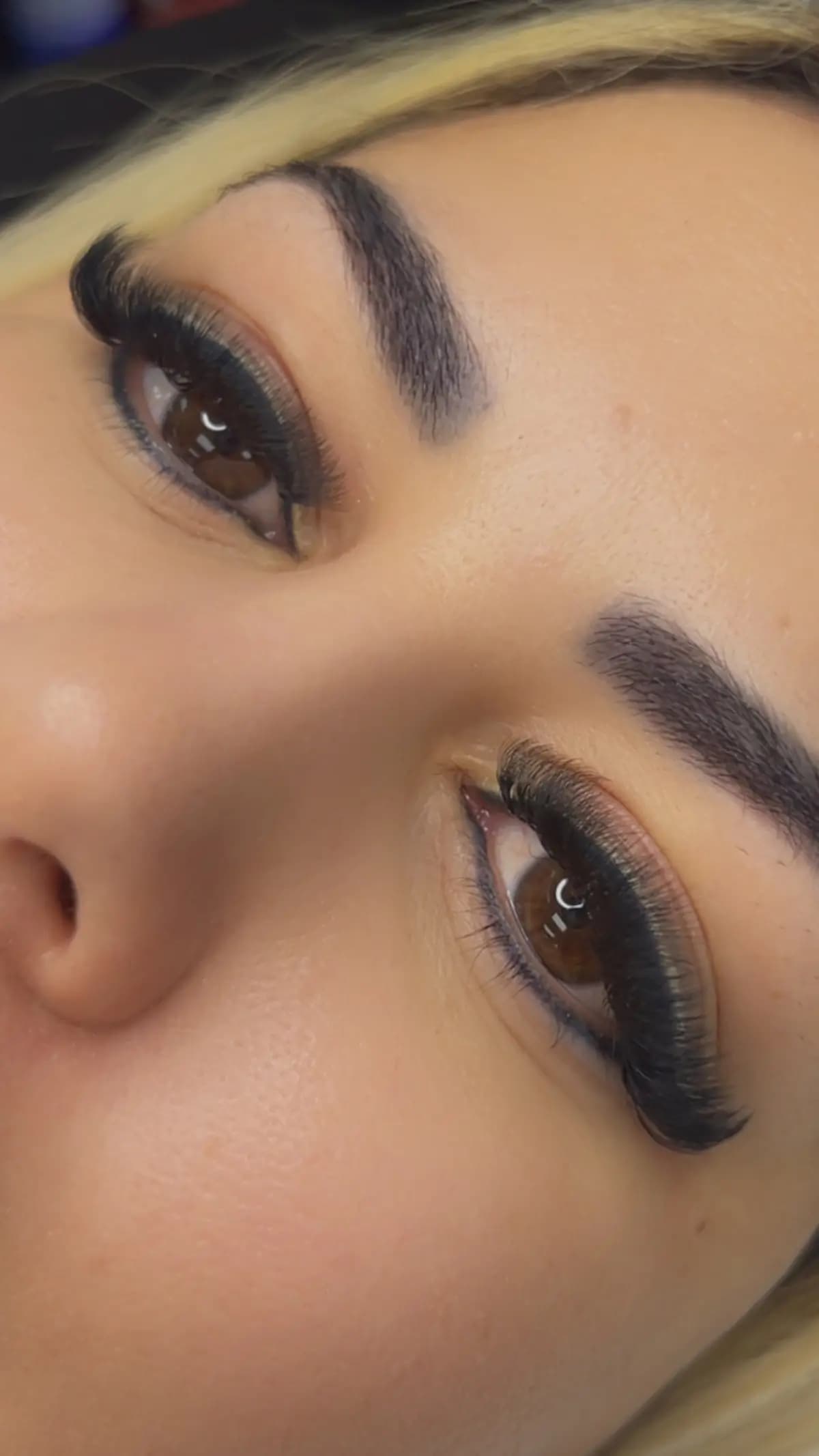 Thick brow outlined with clean skin around it